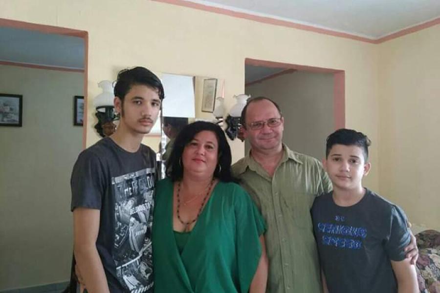  Mailyn Rojas Wolf, Fiscal Jefa Municipal de Morón, en su apartamento con su familia
