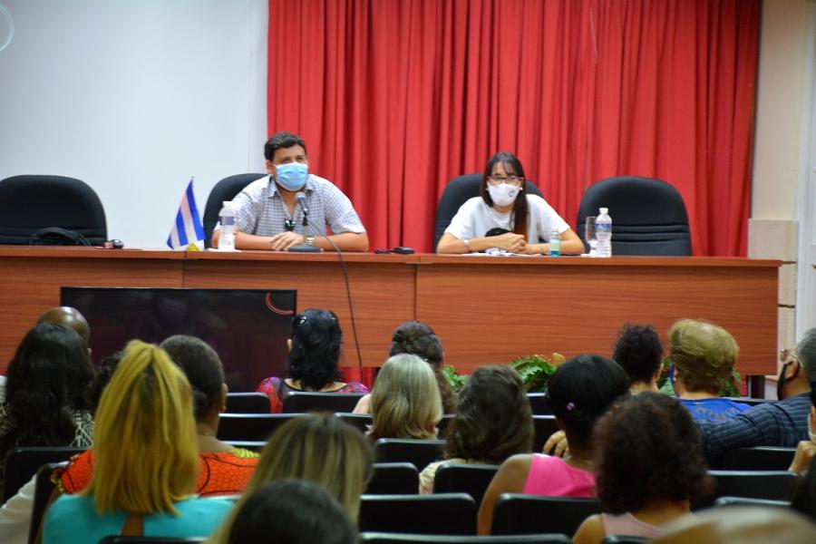 jóvenes de la Fiscalía General de la República junto al guionista y conductor del programa ¨Con Filo¨, Michel Torres Corona