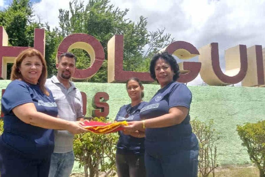 Entrega de la bandera de honor de la UJC a Holguín