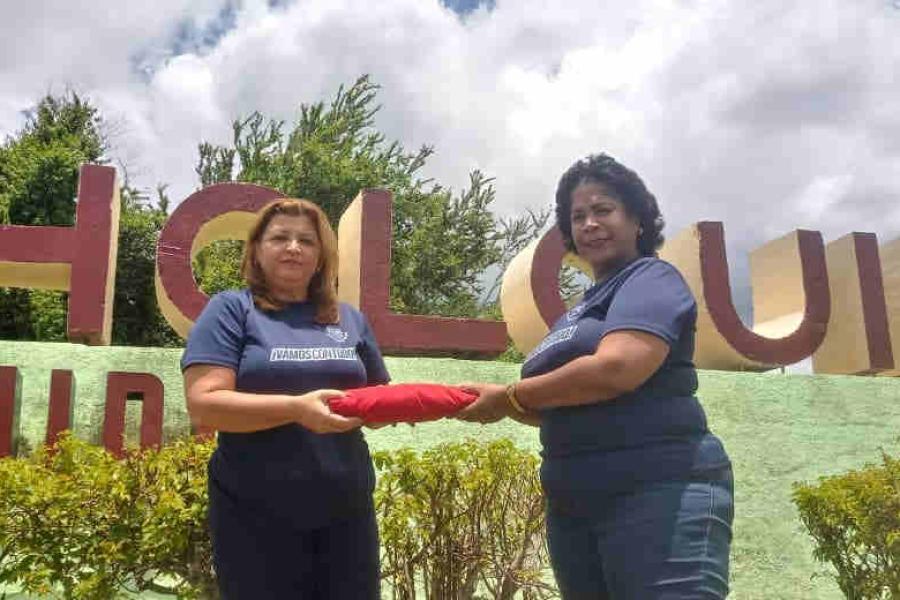 Entrega de la bandera de honor de la UJC a Holguín