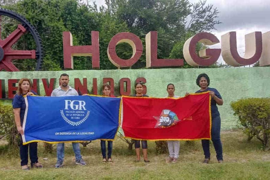 Entrega de la bandera de honor de la UJC a Holguín