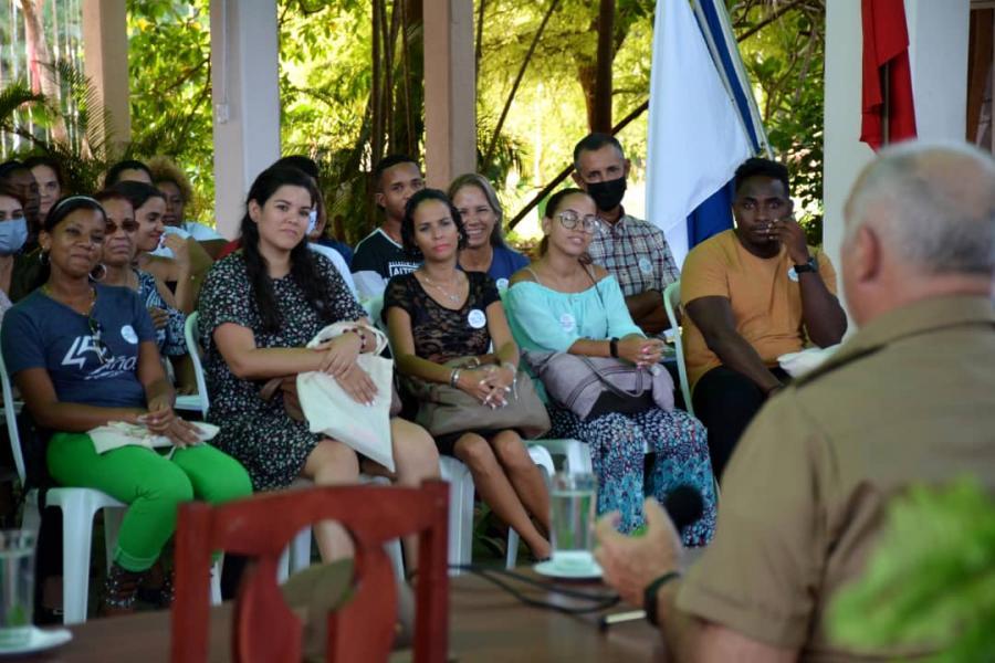 encuentro de la Fiscal General con jóvenes