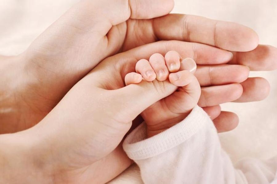Manos de mamá, papá y bebé