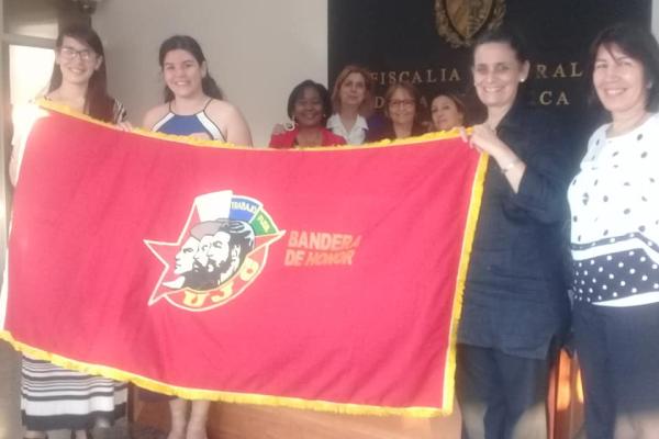  Entrega de la bandera de honor 60 Aniversario de la UJC a la Fiscalía General de la República 